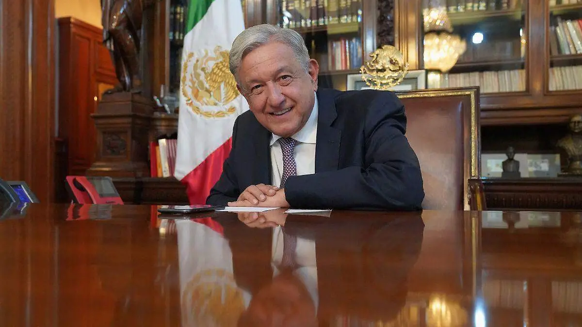 AMLO en su oficina